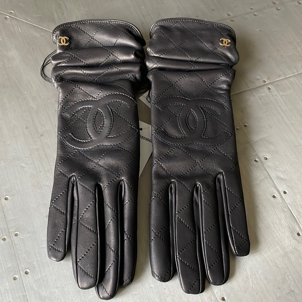 Chanel black leather classic gold logo quilted gloves winter sz 7.5